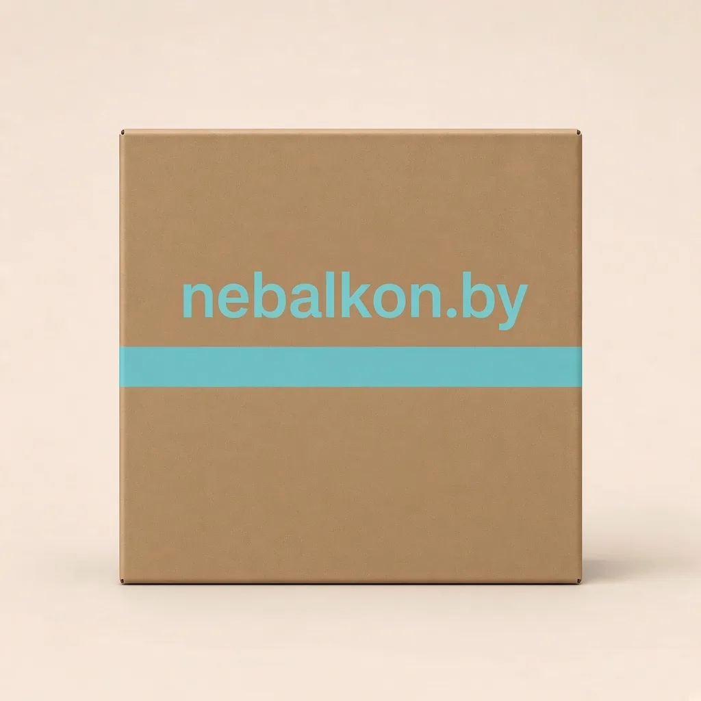 Крафтовая коробка с надписью nebalkon.by на кремовом фоне